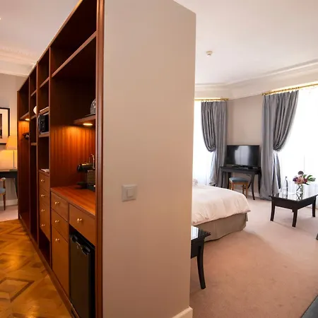 Hotel La Résidence Des Trois Couronnes